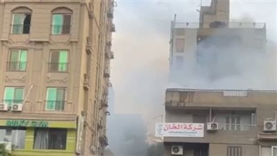 النار بتاكل العمارة.. اندلاع حريق في عمارة سكنية بشارع النمسا بالسويس