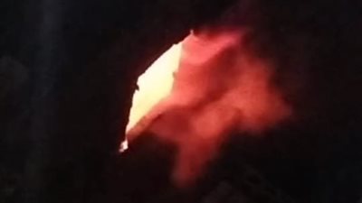 حريق شقة سكنية بالعجوزة.. وسيارات الإطفاء تحاصر النيران