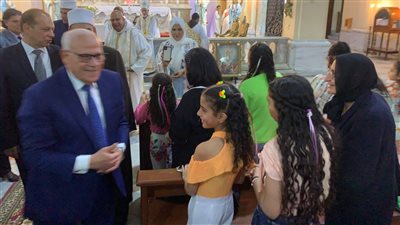 محافظ بورسعيد يشارك المسيحيين قداس عيد القيامة المجيد| صور