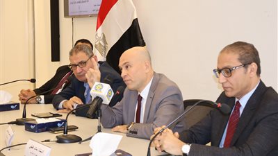 بمشاركة رؤساء تحرير الصحف القومية.. مكتبة مصر العامة تناقش دور الصحافة في دعم الدولة | صور