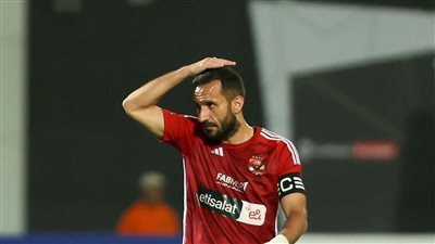 دعم الجماهير وجلسة الخطيب ورغبة زوجته.. 3 عوامل تحسم مستقبل علي معلول مع الأهلي 