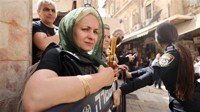 وسط تشديدات الجيش الإسرائيلي.. توافد مسيحيي القدس إلى كنيسة القيامة للاحتفال بسبت النور