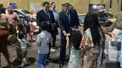 بالشيكولاته والعيديات..رئيس مدينة الأقصر على أبواب كنيسة العذراء مهنئا بالعيد | صور