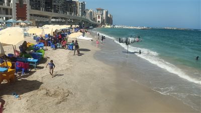 إقبال المواطنين على شواطئ الإسكندرية للاستمتاع باستقرار الطقس وقضاء عطلة شم النسيم| صور