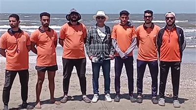 زوجها استغاث بالمنقذين.. إنقاذ سيدة بالشرقية من الغرق في شاطئ بورسعيد: التيار سحبها| صور وفيديو