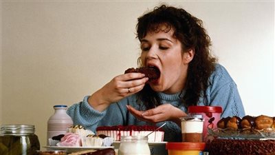 دراسة: تناول الحلويات في العطلات يجعلك تعاني من سمنة الدماغ