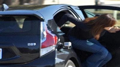 على طريقة حبيبة الشماع.. مهندس يحاول اختطاف فتاة والأخيرة تلقي بنفسها من السيارة