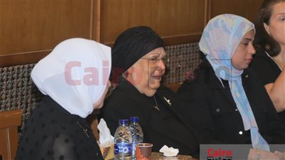 انهيار وبكاء زوجة الإذاعي أحمد أبو السعود خلال تلقي عزائه بمسجد الشرطة في صلاح سالم | بث مباشر