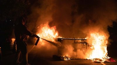 السيطرة على حريق اندلع أعلى قاعة أفراح بالمنيا | بث مباشر