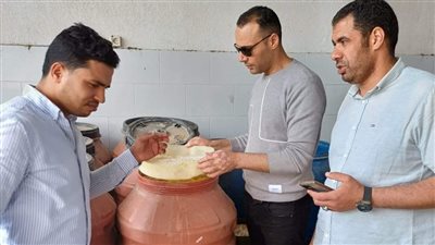 ضبط 30 طن مخلل وملح مجهولي المصدر داخل مصنعين بالبحيرة