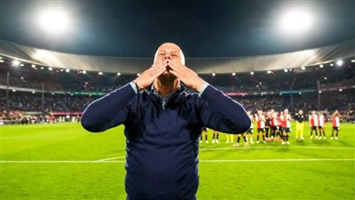 تزامنًا مع وداعية كلوب.. تحية جماهير فاينورد لـ آرني سلوت في مشهد وداعي | فيديو