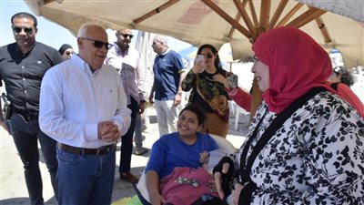 محافظ بورسعيد يشارك المواطنين الاحتفال بأعياد الربيع على الشاطئ | صور