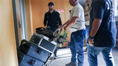 شرطة الاحتلال تداهم مكتب قناة الجزيرة في القدس وتصادر معداتها 