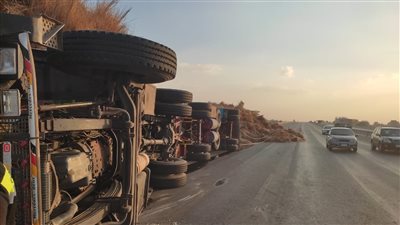 كلاكيت تاني مرة.. انقلاب سيارة تريلا على الطريق الإقليمي بالمنوفية
