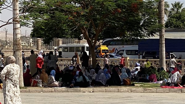 أهالي الأقصر يفترشون