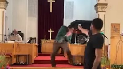 بعد واقعة المطران إيمانويل.. رجل مسلح يقتحم كنيسة أمريكية ويستهدف قسيسًا قبل التصدي له| فيديو