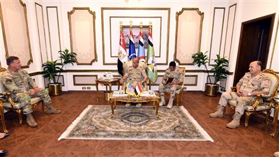 وزير الدفاع والإنتاج الحربي يلتقي قائد القيادة المركزية الأمريكية