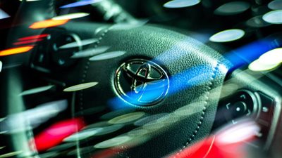 توقعات بحصد تويوتا زيادة في الأرباح مدفوعة بكثرة الطلب على السيارات الهجينة