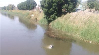  إصابة سيدة و3 صغار وإنقاذ 7 بحادث انقلاب ميكروباص في ترعة الكلابية بقنا | أسماء وصور