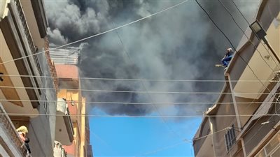 حريق هائل يلتهم مخزن بلاستيك أعلى منزل بالإسماعيلية