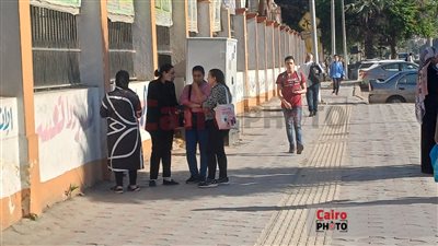 قلق وترقب لأولياء الأمور أمام لجان طلاب النقل بالجيزة 
