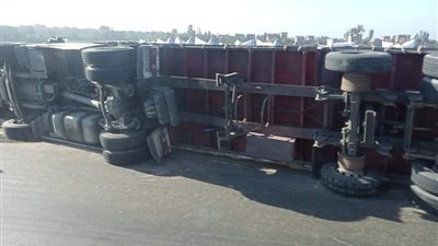 ثالث مرة في 5 أيام.. انقلاب سيارة تريلا محملة بالردة على الطريق الإقليمي بالمنوفية