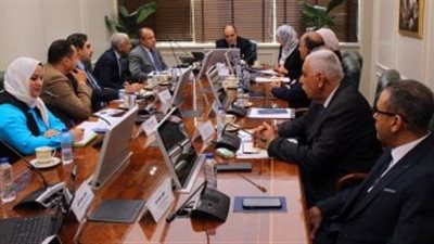 وزير الصناعة يبحث مع ممثلي غرفة مواد البناء آليات تطوير منطقة شق الثعبان