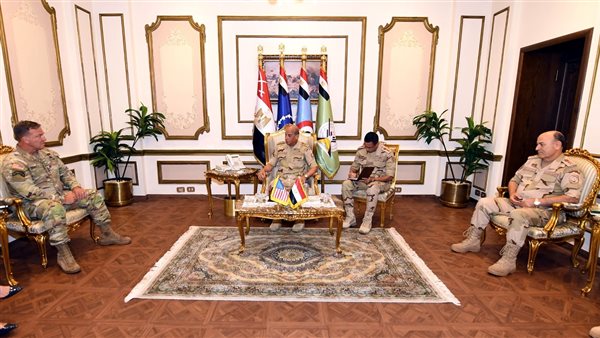 وزير الدفاع يلتقي