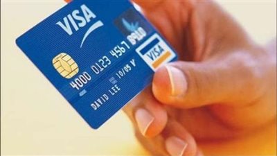 حيلة شيطانية وراء المساعدة.. القبض على سيدتين بتهمة سرقة كروت الفيزا من كبار السن بالقاهرة