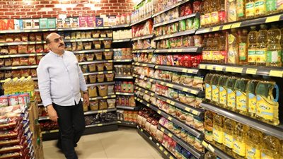 محافظ أسوان يتابع ميدانيًا توافر السلع بأسعار مخفضة في المجمعات الاستهلاكية