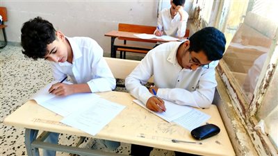 التعليم: ضبط شخص يؤدي امتحان الشهادة الإعدادية بدلا من طالب آخر بالجيزة