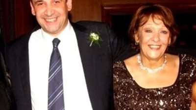  بناء على طلب الأسرة وحفاظا على حرمة الميت.. كريم عبد العزيز يمنع التصوير في جنازة والدته| بث مباشر 