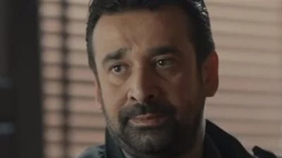 انهيار كريم عبد العزيز في جنازة والدته.. والسقا ومصطفى شعبان يقرآن لها القرآن