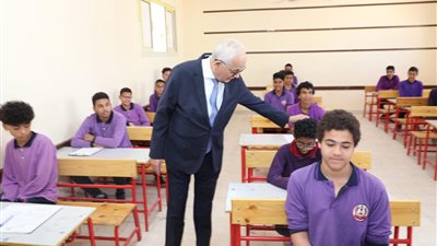 وزير التعليم يتابع امتحانات النقل.. ويؤكد على عدم وجود أية مشكلات أثناء أداء الامتحانات بالتابلت