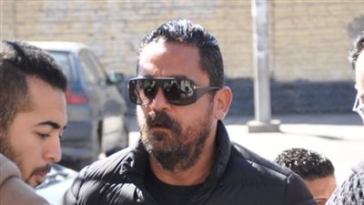 بينهم كرارة وحلمي وهاني رمزي.. نجوم الفن يساندون كريم عبد العزيز في جنازة والدته