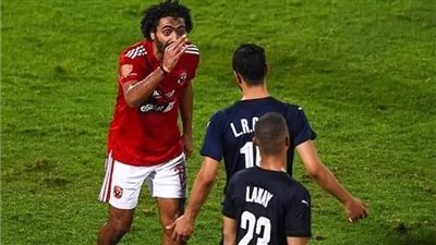 إمام عاشور يطالب الشحات بتجنب مصافحة الشيبي.. والأخير يتجاهل لاعبي الأهلي