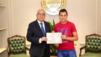 وزير التعليم يكرم طالبا ابتكر طاهيا شمسيا يحول الطاقة الشمسية لحرارية