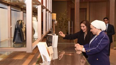 انتصار السيسي وحرم سلطان عمان في زيارة للمتحف المصري الجديد.. وقرينة الرئيس: رحلة عبر الزمن للحضارة المصرية