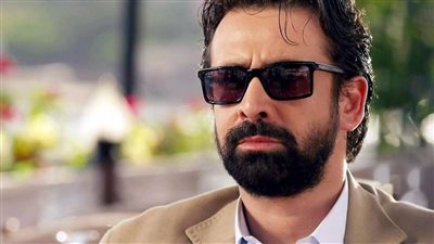 مصطفى شعبان وأمير كرارة.. نجوم الفن يستقبلون المعزين إلى جانب كريم عبد العزيز في وفاة والدته | بث مباشر