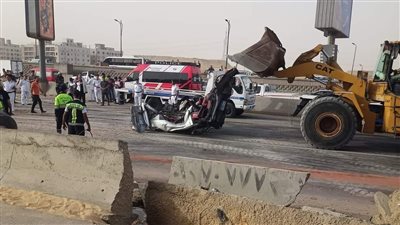 الصور الأولى من حادث سيارة نقل دهست عددًا من السيارات على طريق دائري المعادي