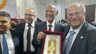  الأطباء تكرم الدكتور أحمد عبد العزيز على جهوده في علاج مصابي غزة