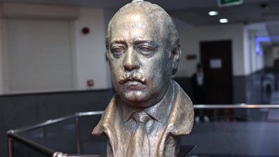 من الفكرة حتى الافتتاح.. التفاصيل الكاملة لكواليس إزاحة الستار عن تمثال العامري فاروق في النادي الأهلي