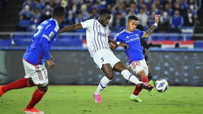 عقب الهزيمة.. نائب رئيس العين الإماراتي يعقد اجتماعًا مع اللاعبين والمدرب بغرفة تبديل الملابس