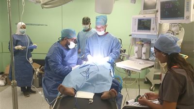 جراحة التجميل بمستشفيات جامعة أسوان تجري 13 عملية جراحية مجانية للعيوب الخلقية