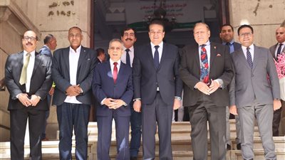  وزير الصحة يؤكد على اتخاذ مجموعة من الحزم التحفيزية لزيادة موارد العاملين بالقطاع الصحي