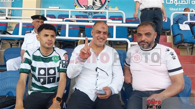 شاهد والد إمام عاشور يؤازر نجله من مدرجات ملعب بلدية المحلة.. صور