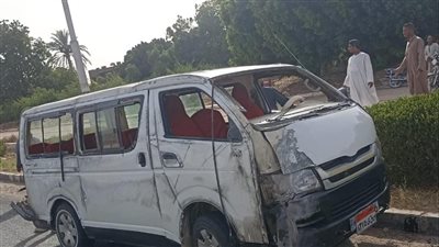 إصابة 4 أشخاص في انقلاب ميكروباص على طريق الطود بالأقصر | صور