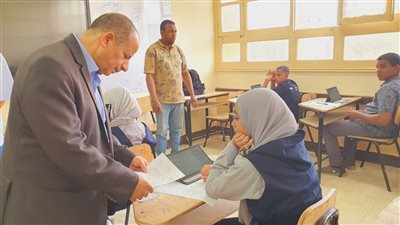 هدوء باللجان والأسئلة من المنهج.. وكيل التعليم بالأقصر يتابع امتحانات مرحلتي الابتدائية والإعدادية