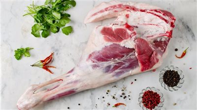 تتبيلة الفخدة الضاني في الفرن.. فخذة بورق العنب مشوية بـ 3 وصفات