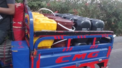 ضبط ربع طن زيوت محركات سيارات مجهولة المصدر بالأقصر| صور